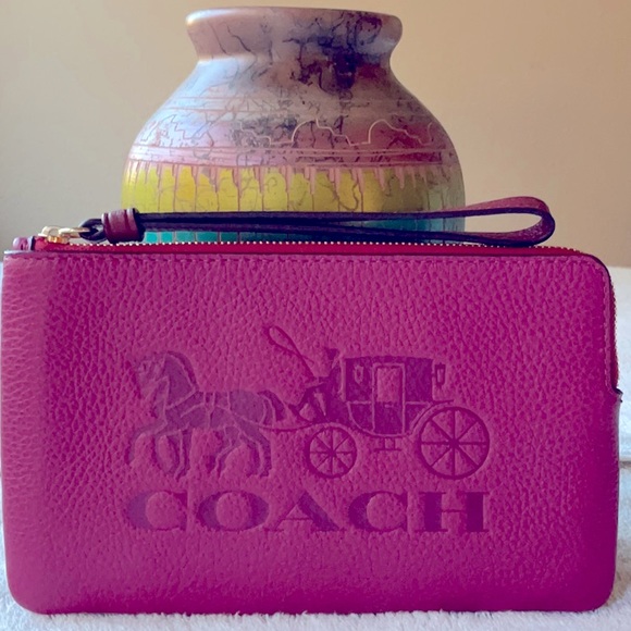 🐴 COACH LARGE CORNER WRISTLET WITH HORSE AND CARRIAGE 🐴 - Picture 1 of 16